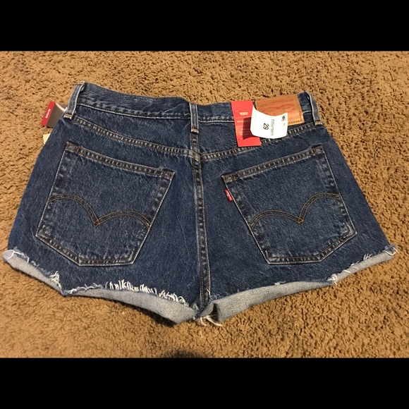 Women’s Levi shorts - Picture 2 of 2